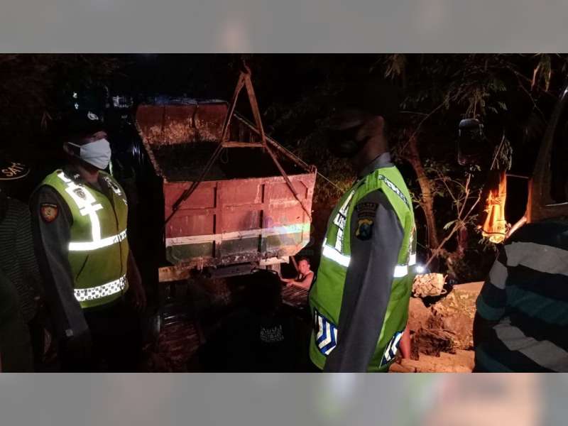Jembatan di Dander Bojonegoro Runtuh Saat Dilewati Dump Truk Bermuatan 'Pedel'