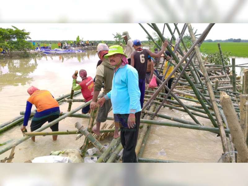 Aparat bersama Warga di Kanor Bojonegoro Masih Berupaya Perbaiki Tanggul Kali Ingas yang Jebol