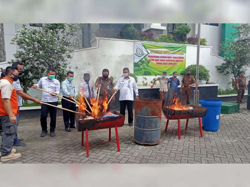 Kejari Bojonegoro Musnahkan Barang Bukti Tindak Pidana Umum yang Sudah Berkekuatan Hukum Tetap