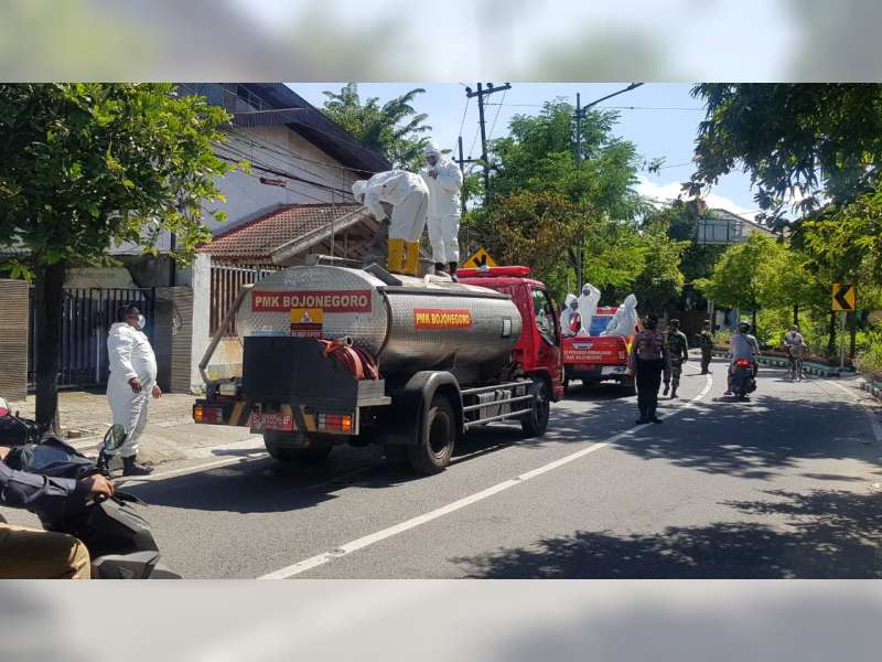 Kasus COVID-19 Tembus 1.000 Orang, Aparat di Bojonegoro Lakukan Penyemprotan Disinfektan