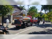 Kasus COVID-19 Tembus 1.000 Orang, Aparat di Bojonegoro Lakukan Penyemprotan Disinfektan