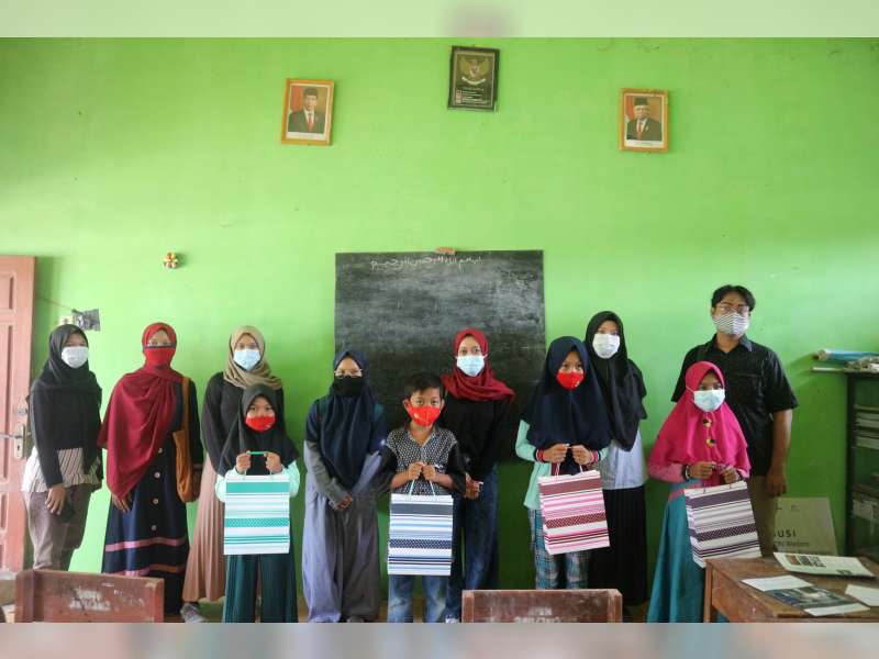 Mahasiswa Penerima Beasiswa Banyu Urip Memberikan Bantuan Buku untuk SDN Wedoro II