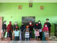 Mahasiswa Penerima Beasiswa Banyu Urip Memberikan Bantuan Buku untuk SDN Wedoro II