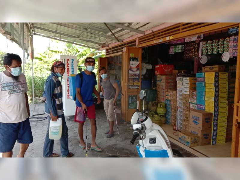 Kasus COVID-19 Masih Tinggi, Pemuda Desa Gedebeg Blora Lakukan Penyemprotan Disinfektan