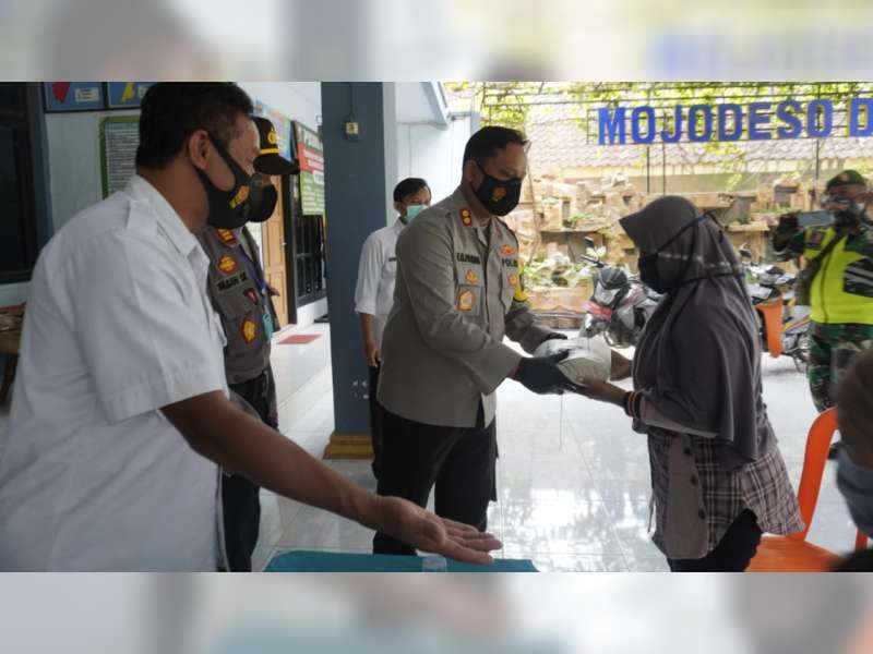 Kapolres Bojonegoro Salurkan Bantuan Sambil Ajak Warga Disiplin Patuhi Protokol Kesehatan