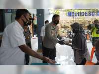 Kapolres Bojonegoro Salurkan Bantuan Sambil Ajak Warga Disiplin Patuhi Protokol Kesehatan