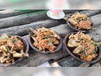 Di Tengah Pandemi COVID-19, Warung Semok Ikan Gloso Bojonegoro Tetap Ramai Pembeli