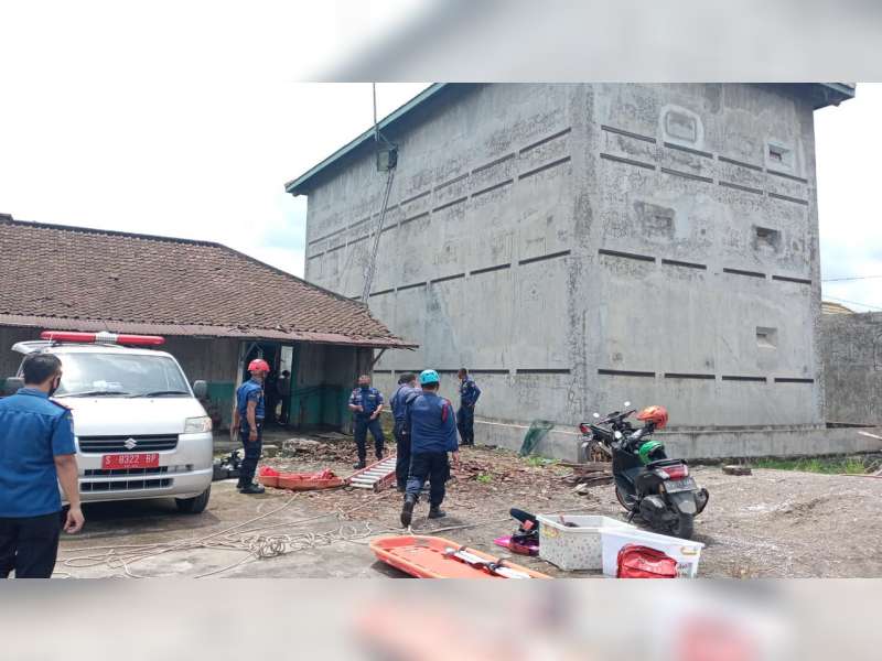 Pingsan di Atas Bangunan Sarang Burung Walet, 2 Pekerja Dievakuasi Dinas Damkar Bojonegoro