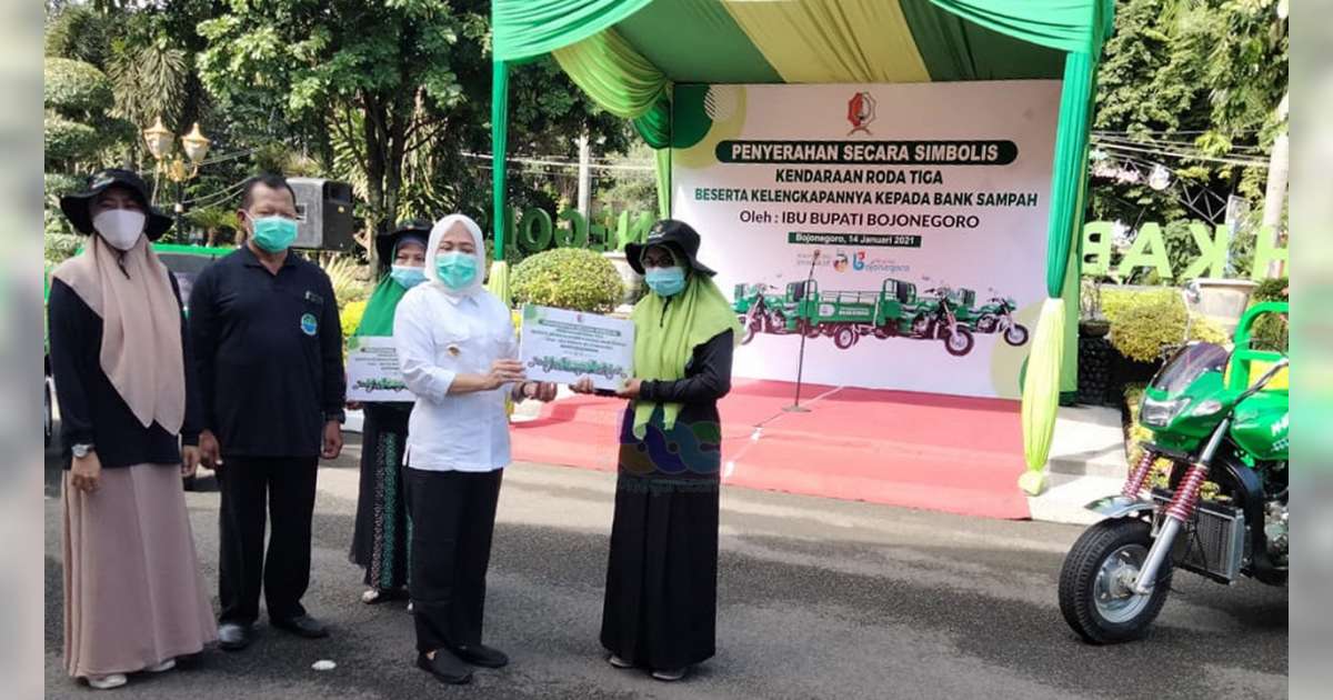 Bupati Bojonegoro Serahkan Bantuan Kendaraan Roda Tiga pada Kelompok Bank  Sampah | BeritaBojonegoro.com