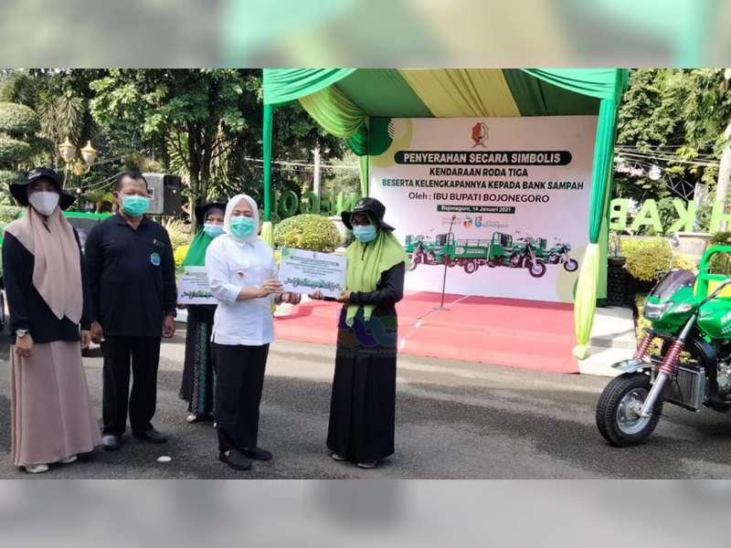 Bupati Bojonegoro Serahkan Bantuan Kendaraan Roda Tiga pada Kelompok Bank Sampah