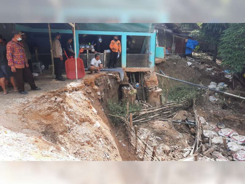 Tergerus Aliran Sungai, Satu Rumah Warga Sumberagung Banjarejo Blora Terancam Longsor