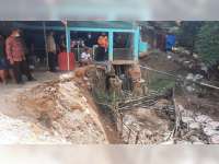 Tergerus Aliran Sungai, Satu Rumah Warga Sumberagung Banjarejo Blora Terancam Longsor