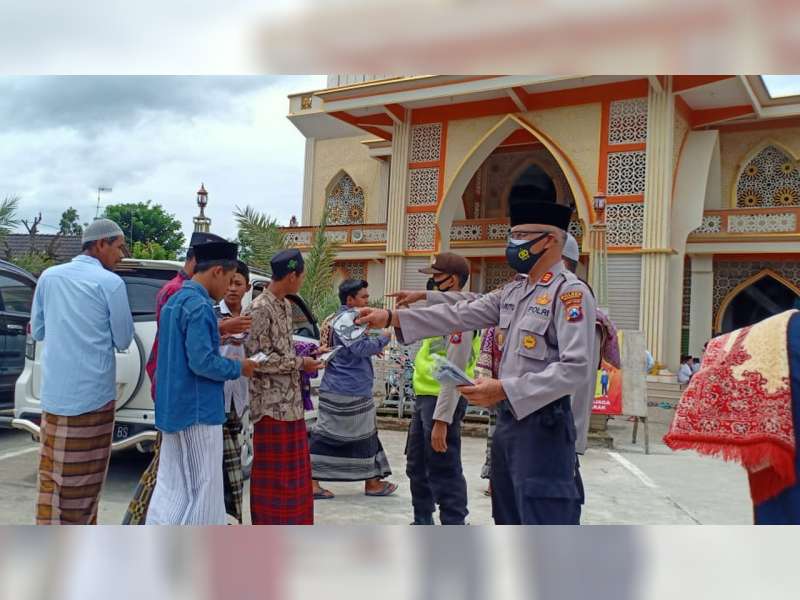 Antisipasi COVID-19, Polsek Dander Bojonegoro Bagikan Masker pada Jemaah Masjid