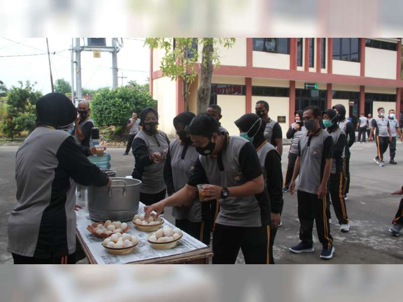 Tingkatkan Imun Anggota, Polres Bojonegoro Bagi-bagi Nutrisi dan Makanan Sehat