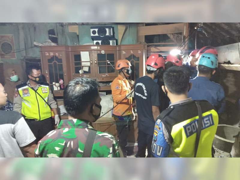 Dinas Damkar Bojonegoro Evakuasi Korban Bunuh Diri yang Meninggal di Dalam Sumur