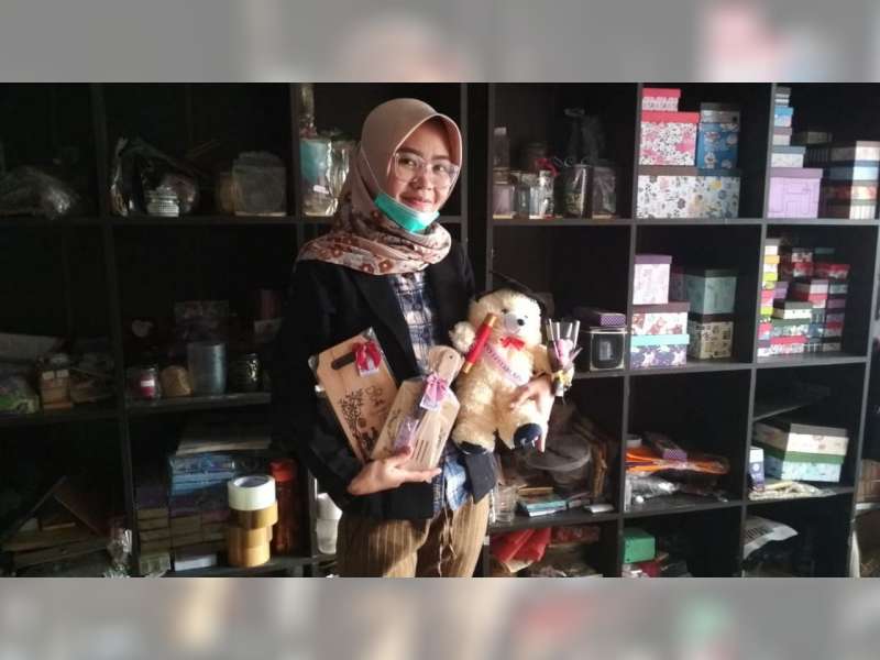 Mahasiswi di Bojonegoro ini Geluti Usaha Cendera Mata Sejak Lulus SMK