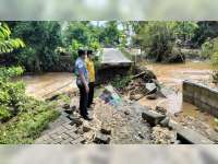 Diterjang Banjir, Tembok Jembatan di Desa Jatiblimbing, Dander, Bojonegoro, Ambrol