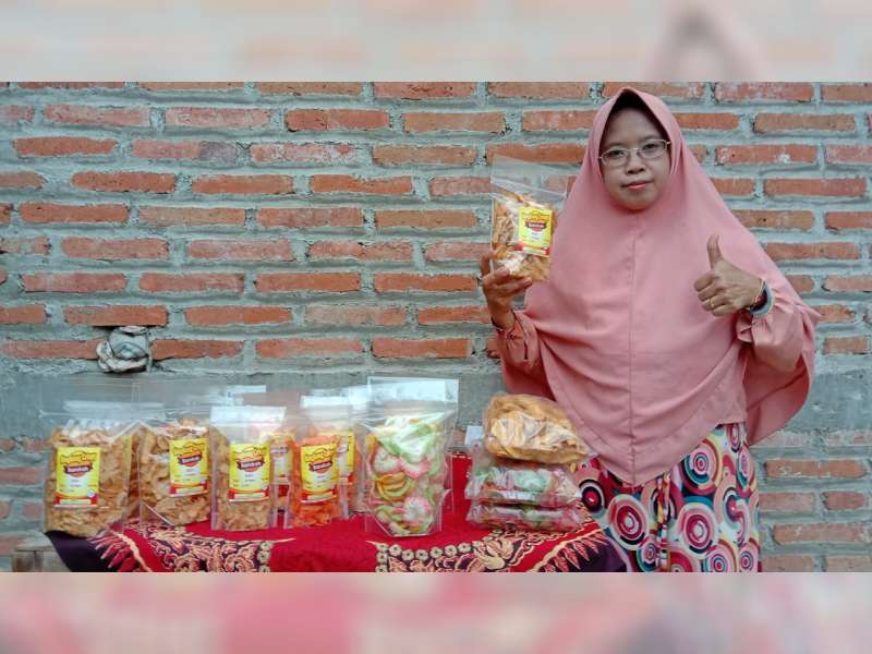 Dampak Pandemi, Perempuan Asal Kalitidu Bojonegoro ini Produksi Camilan 'Balung Kuwuk'