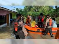 Polisi Evakuasi Warga Terdampak Banjir di Desa Sukorejo, Bojonegoro Kota