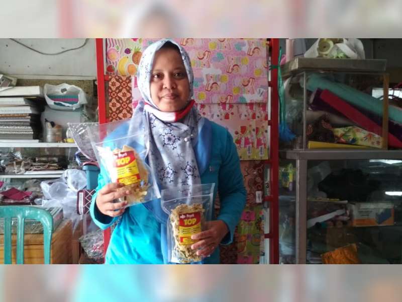Isi Waktu Luang Selama Pandemi COVID-19, Guru di Bojonegoro Jual Aneka Varian Rempeyek
