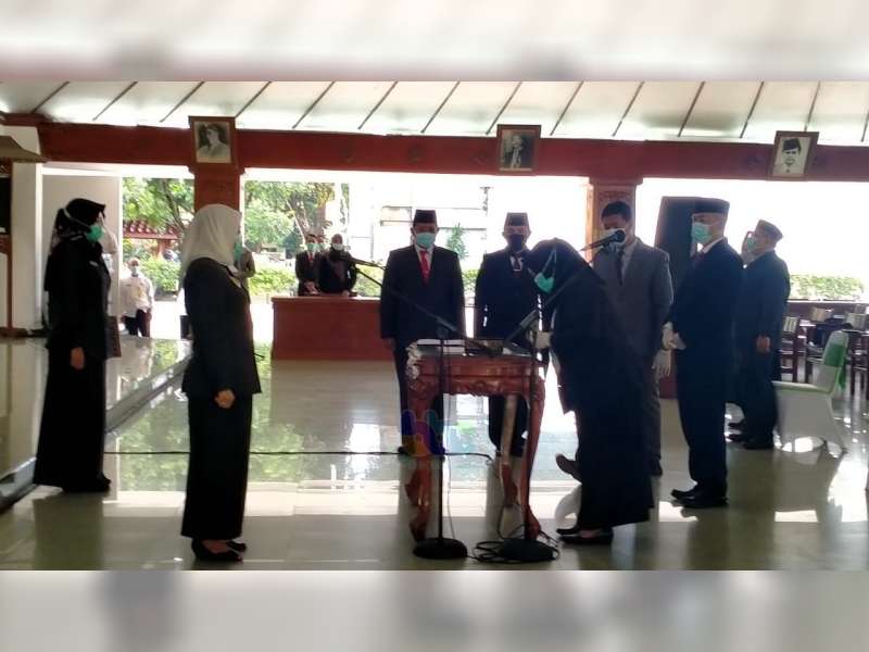 Bupati Anna Muawanah Lantik 23 PNS di Lingkungan Pemkab Bojonegoro yang Baru Dimutasi
