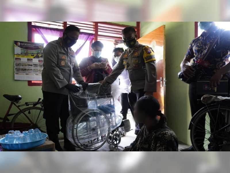 Kapolres Bojonegoro Beri Bantuan Kursi Roda pada Penyandang Disabilitas Korban Pencabulan