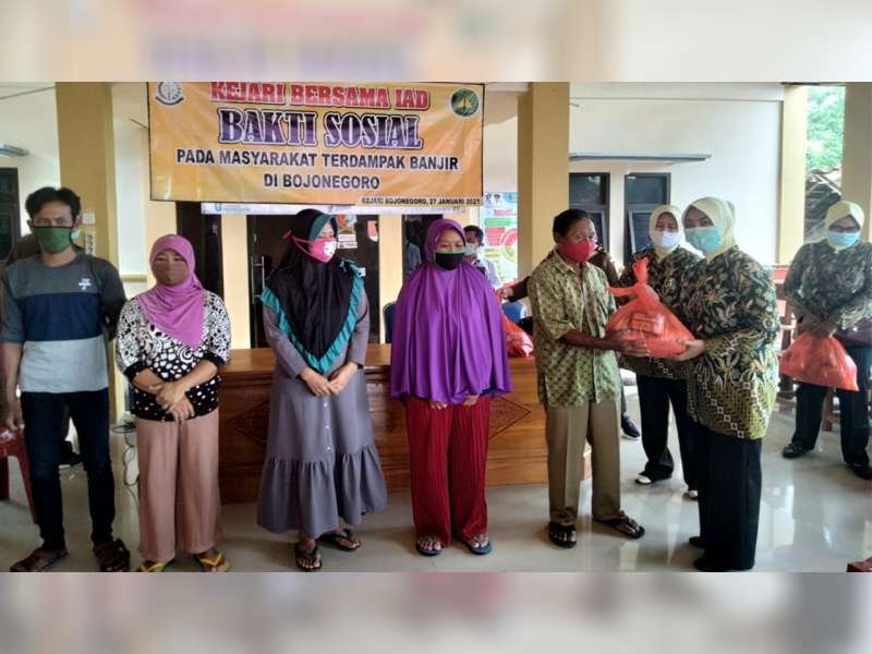 Kejaksaan Negeri Bojonegoro Gelar Bakti Sosial pada Korban Banjir di Sekar dan Gondang