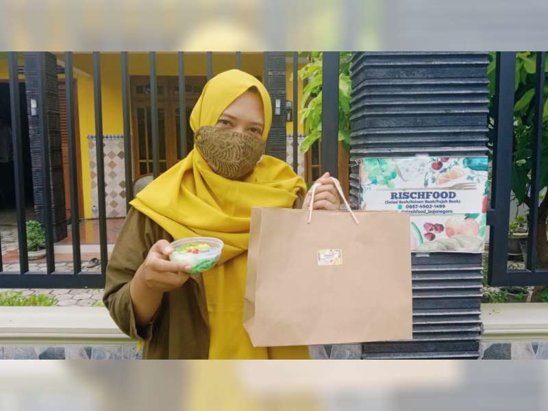 Manfaatkan Waktu Luang saat Pandemi COVID-19, Guru di Bojonegoro Jualan Rujak Buah