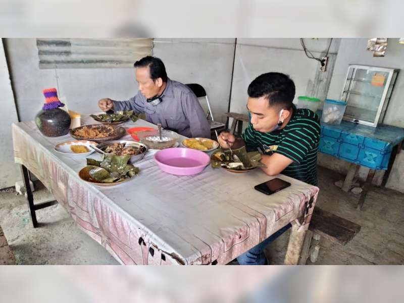Nikmatnya Nasi Gulung Jamur Barat di Kawasan Sumur Minyak Tua Kedewan, Bojonegoro