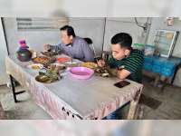 Nikmatnya Nasi Gulung Jamur Barat di Kawasan Sumur Minyak Tua Kedewan, Bojonegoro