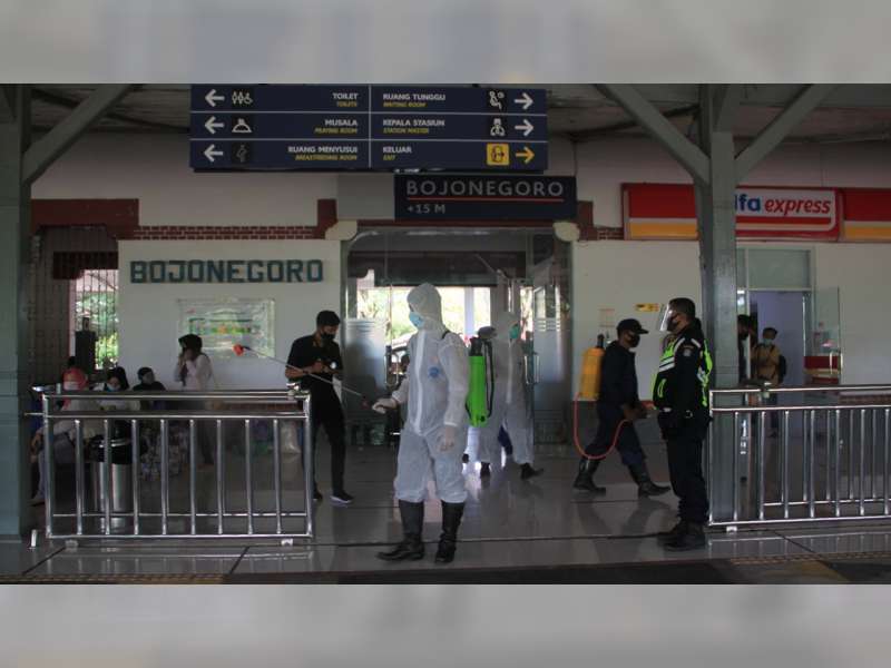 Tekan Penularan COVID-19, Polres Bojonegoro Laksanakan Penyemprotan Disinfektan