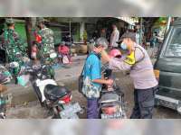 Antisipasi Penularan COVID-19 di Perbatasan, Polisi Blora Bagikan Masker Gratis untuk Warga