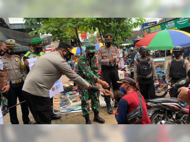 Kapolres dan Dandim Bojonegoro Bagi-bagi Masker di Kecamatan Dander