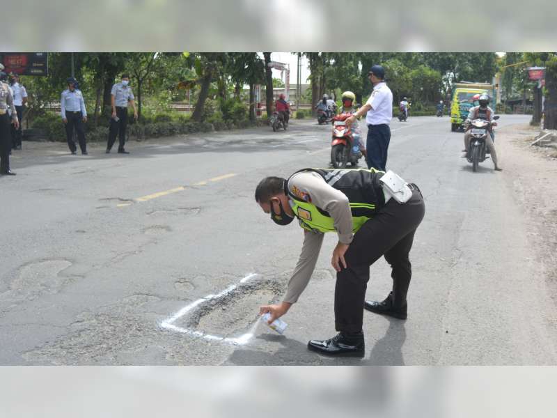 Antisipasi Kecelakaan Lalu Lintas, Sat Lantas Polres Bojonegoro Tandai Jalan Berlubang