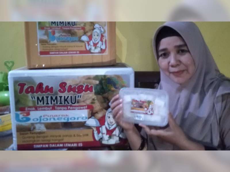 Terdampak COVID-19, Perias Pengantin di Bojonegoro ini Alih Profesi Jual Tahu Susu