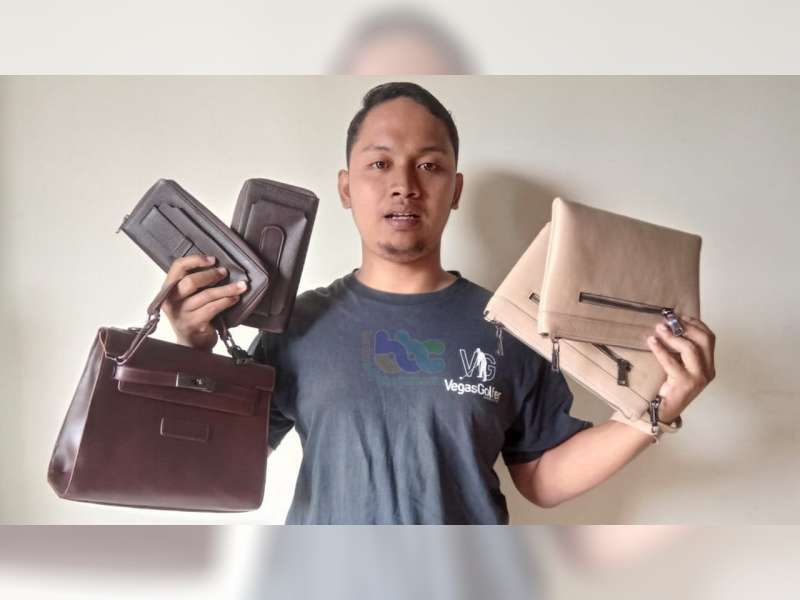 Selama Pandemi, Perajin Kulit Asal Kapas, Bojonegoro, per Bulan Masih Produksi Puluhan Tas