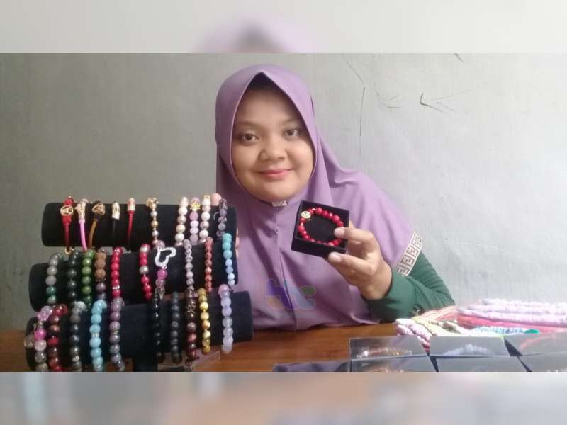 Terdampak Pandemi COVID-19, Perajin Aksesori Asal Banjarjo, Bojonegoro Ini Tetap Bertahan