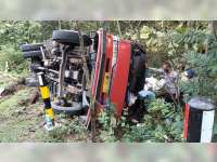 Truk Bermuatan Pupuk di Temayang, Bojonegoro, Terperosok dan Terguling di Tebing Jalan