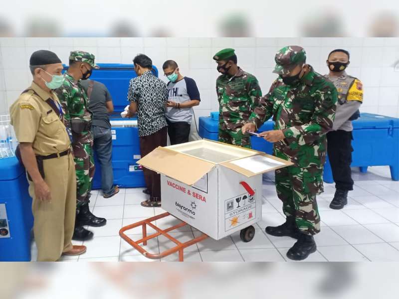 Petugas Gabungan Kawal 900 Vial Vaksin COVID-19 dari Semarang ke Blora