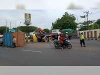 Diduga Pengemudi Mengantuk, Truk di Tuban Tabrak Tugu Hingga Terguling