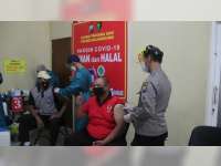 Anggota Polres Bojonegoro Jalani Vaksinasi COVID-19 Tahap Pertama