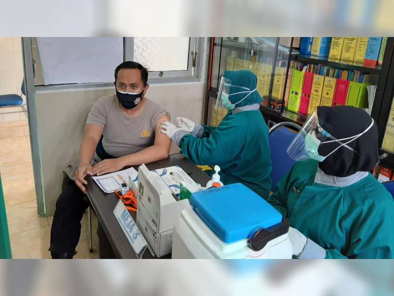Anggota Polsek Sumberrejo, Bojonegoro, Disuntik Vaksin Corona