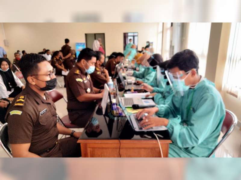 Pegawai Kejaksaan Negeri Bojonegoro Jalani Vaksinasi COVID-19