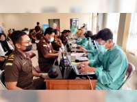 Pegawai Kejaksaan Negeri Bojonegoro Jalani Vaksinasi COVID-19