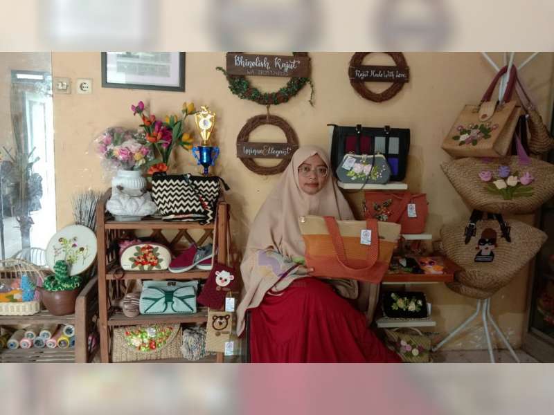 Perempuan Asal Sukosewu, Bojonegoro, Tekuni Usaha Kerajinan Rajut