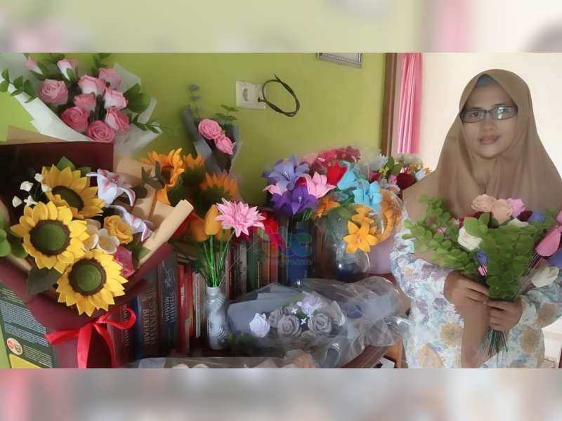 Dampak COVID-19, Pengusaha Handicraft Asal Trucuk, Bojonegoro, Fokus Produksi Buket Bunga
