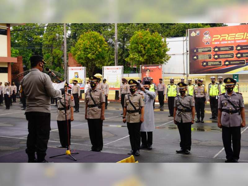 Kapolres Bojonegoro Pimpim Serijab 4 Kapolsek Jajaran yang Baru Dimutasi