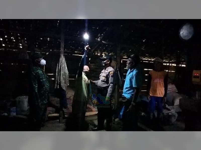 Kakek yang Tinggal di Tengah Hutan Bojonegoro Ini Menangis Haru saat Dapat Bantuan Listrik