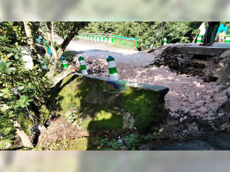 Foto Kondisi Jembatan di Sendangharjo, Ngasem, Bojonegoro, yang Alami Longsor