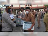 Kapolres Bojonegoro Beri Penghargaan pada Perangkat Desa yang Bantu Penanganan COVID-19